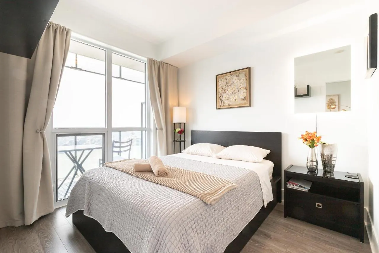 Bright Condo In The Heart Of Toronto 0*,  Kanada