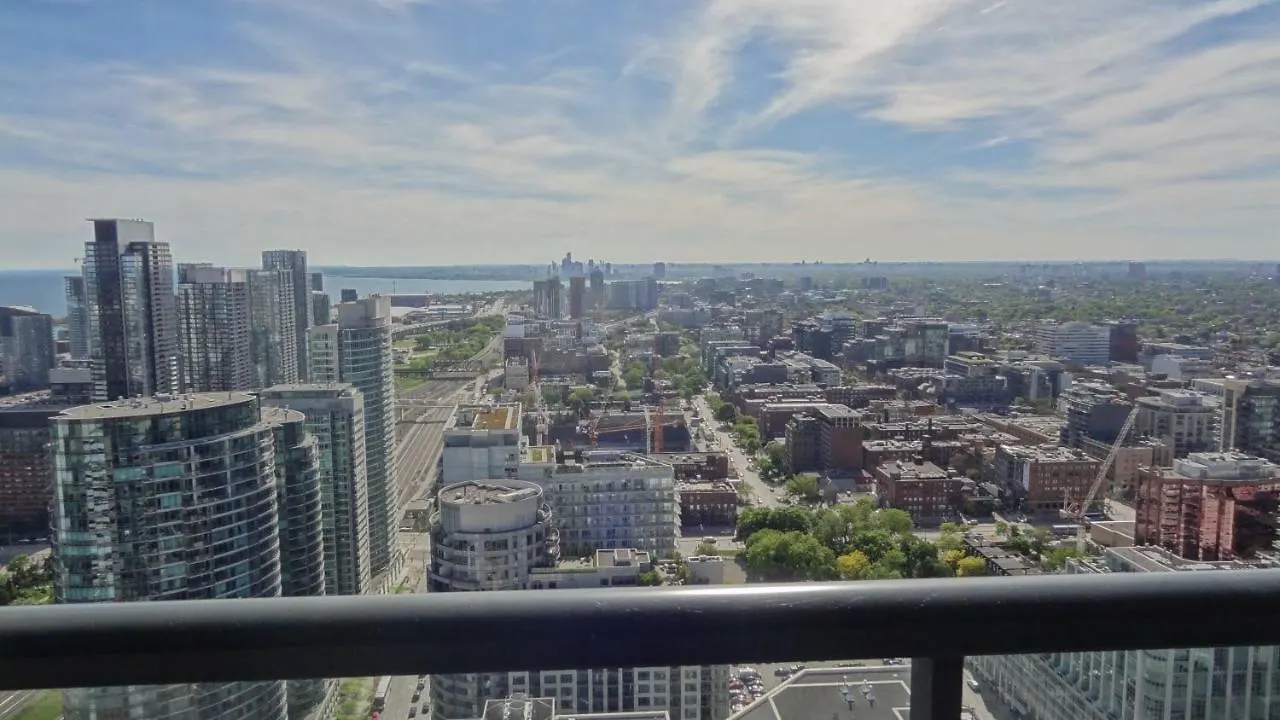 Bright Condo In The Heart Of Toronto 0*,  Kanada